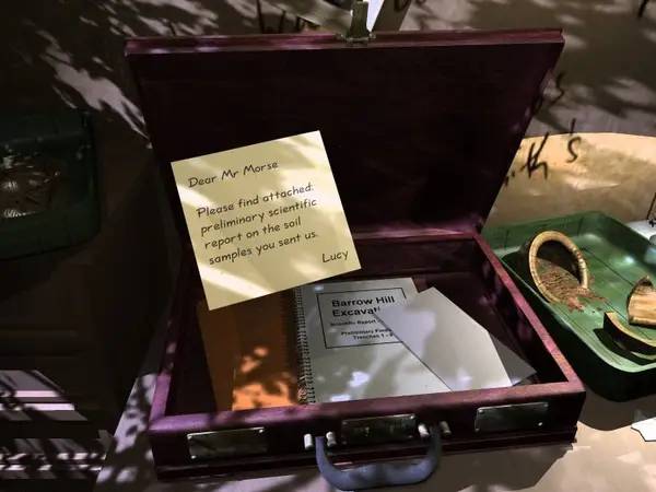 Иллюстрация уровня Barrow Hill Curse of the Ancient Circle с деталями окружения