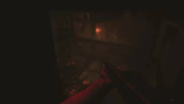 Кадр с взаимодействием персонажа и объекта в Apartament 1406  Horror