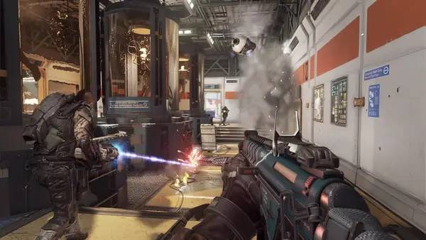 Кадр с взаимодействием персонажа и объекта в Call of Duty  Advanced Warfare