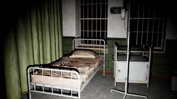 Кадр с взаимодействием персонажа и объекта в Code Dread