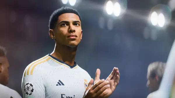 Кадр с взаимодействием персонажа и объекта в EA SPORTS FC 24   Лицензия