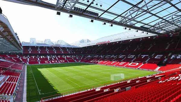 Кадр с взаимодействием персонажа и объекта в eFootball PES 2020