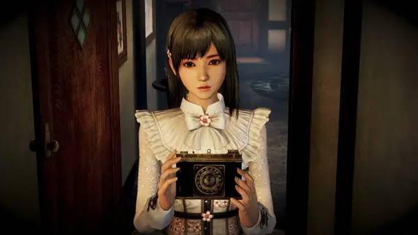 Кадр с взаимодействием персонажа и объекта в FATAL FRAME   PROJECT ZERO  Maiden of Black Water
