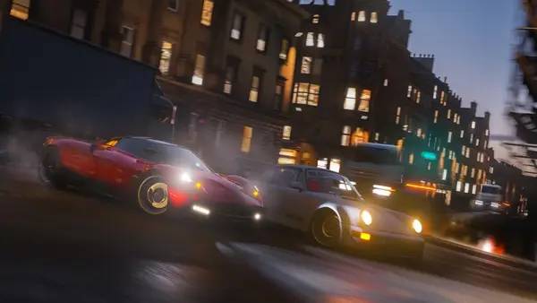 Кадр с взаимодействием персонажа и объекта в Forza Horizon 4