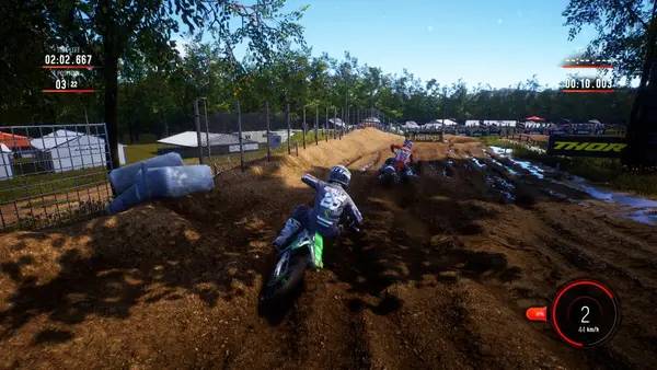 Кадр с взаимодействием персонажа и объекта в MXGP 2019 - The Official Motocross Videogame