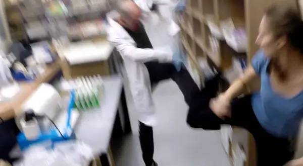 Кадр с взаимодействием персонажа и объекта в Press X to Not Die