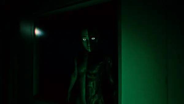 Кадр с взаимодействием персонажа и объекта в School Labyrinth