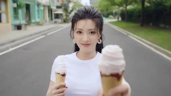 Кадр с взаимодействием персонажа и объекта в Sorry! I surrounded beauty!