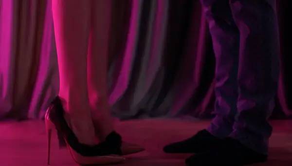 Кадр с взаимодействием персонажа и объекта в Super Seducer 3  The Final Seduction