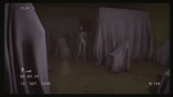 Кадр с взаимодействием персонажа и объекта в The Backrooms 1998 - Found Footage Survival Horror Game