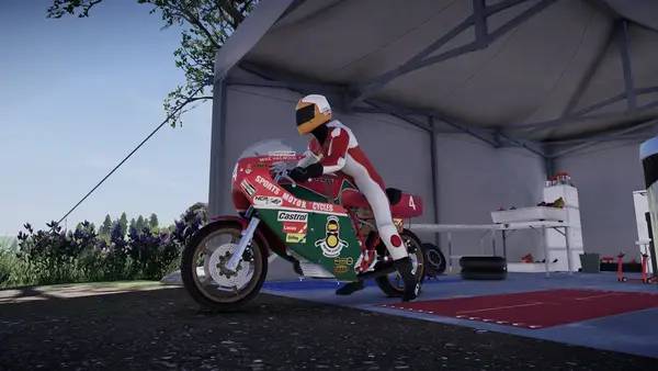 Кадр с взаимодействием персонажа и объекта в TT Isle of Man Ride on the Edge 2