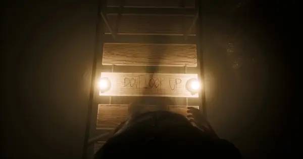 Кадр с взаимодействием персонажа и объекта в Typical Nightmare