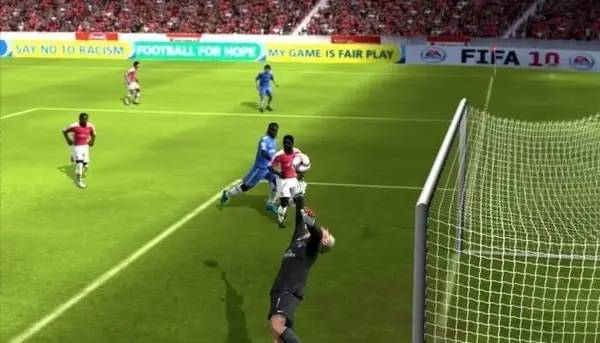Момент активного игрового действия FIFA 10