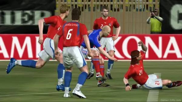 Момент активного игрового действия Pro Evolution Soccer 6