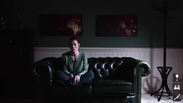 Персонаж Dark Nights with Poe and Munro в процессе выполнения задания