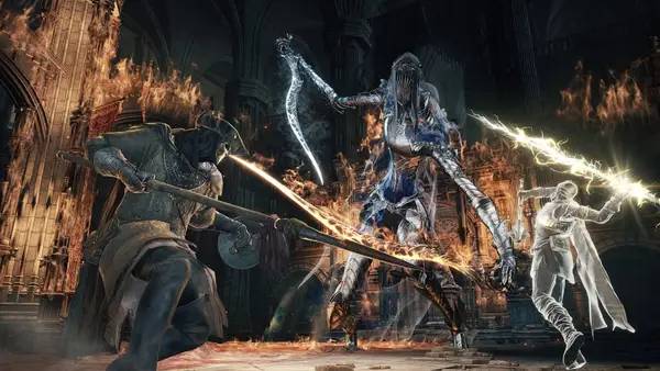 Персонаж DARK SOULS 3 в процессе выполнения задания