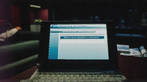 Персонаж EarWorm в процессе выполнения задания