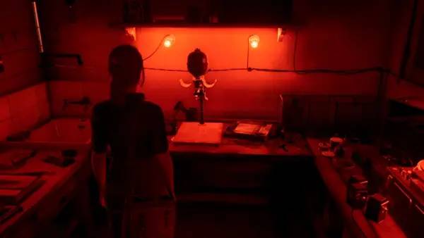 Персонаж Martha Is Dead в процессе выполнения задания