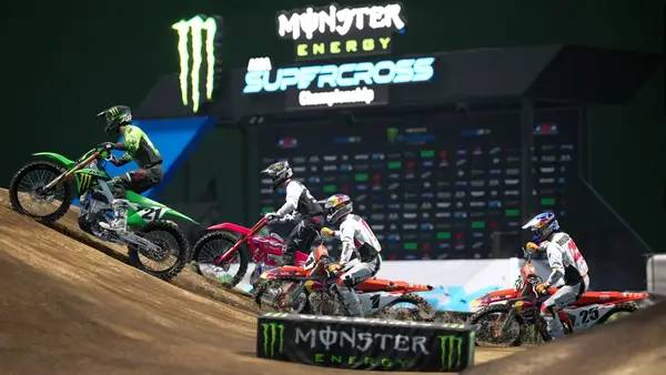 Персонаж Monster Energy Supercross - The Official Videogame 6 в процессе выполнения задания