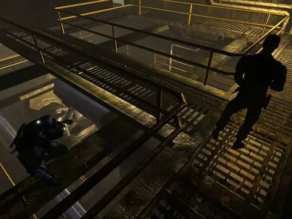 Персонаж Tom Clancy's Splinter Cell Chaos Theory в процессе выполнения задания