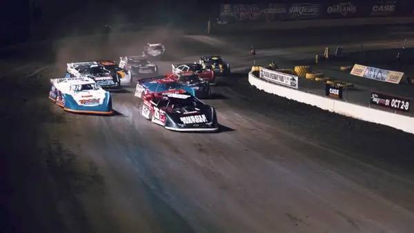 Персонаж World of Outlaws Dirt Racing 23 Edition в процессе выполнения задания