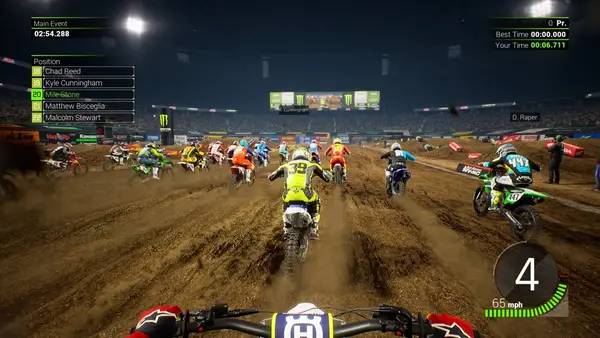 Процесс взаимодействия с другими участниками Monster Energy Supercross - The Official Videogame 2
