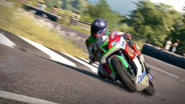 Процесс взаимодействия с другими участниками TT Isle of Man  Ride on the Edge