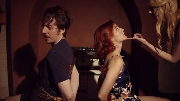 Сцена с применением игровых возможностей Dark Nights with Poe and Munro